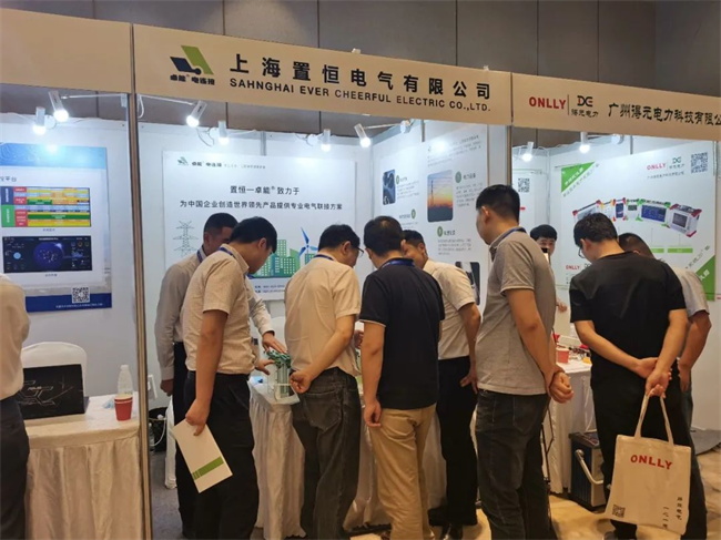 置恒工作人員向行業(yè)專家領(lǐng)導(dǎo)介紹產(chǎn)品 置恒攜卓能電連接產(chǎn)品受邀參加第十一屆中國智能電網(wǎng)學(xué)術(shù)研討會(圖3)